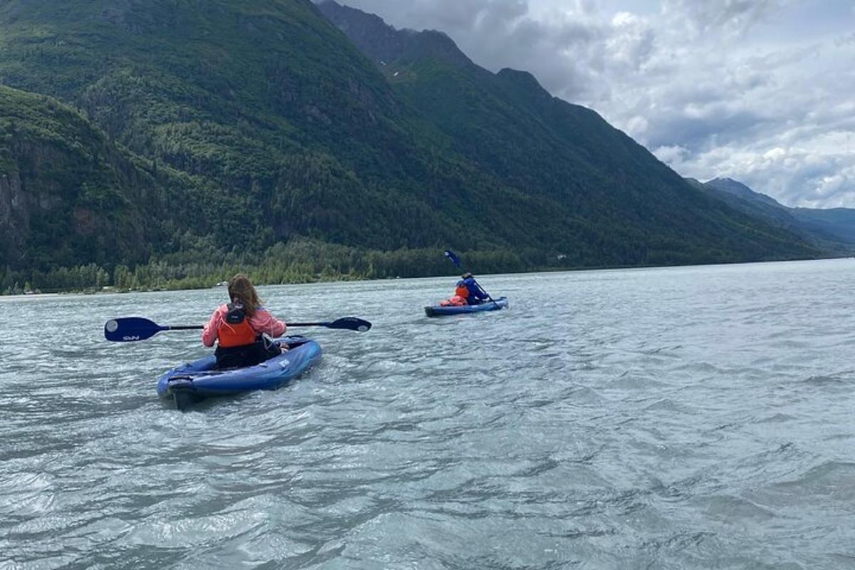 due persone in kayak su un lago con montagne