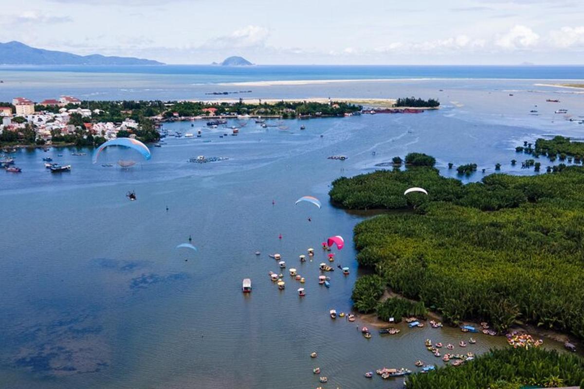 een luchtfoto van een waterlichaam met boten