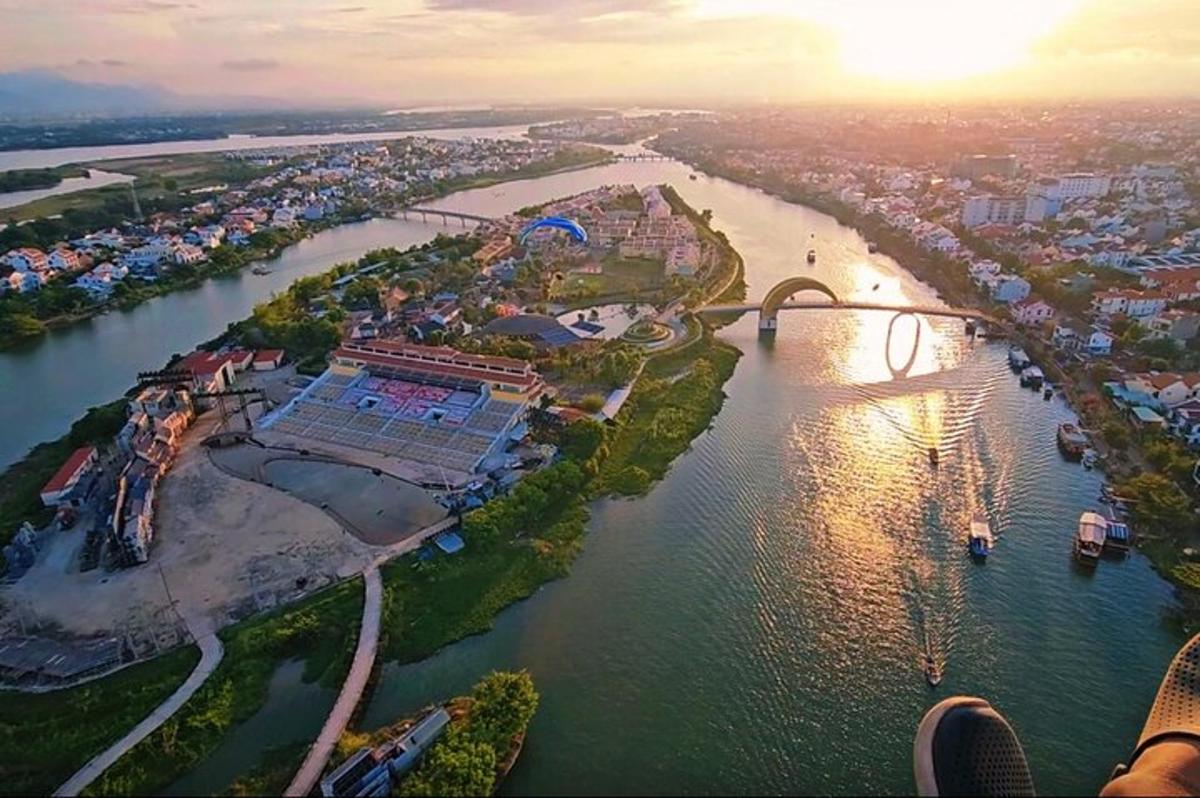 een luchtfoto van een rivier met een themapark