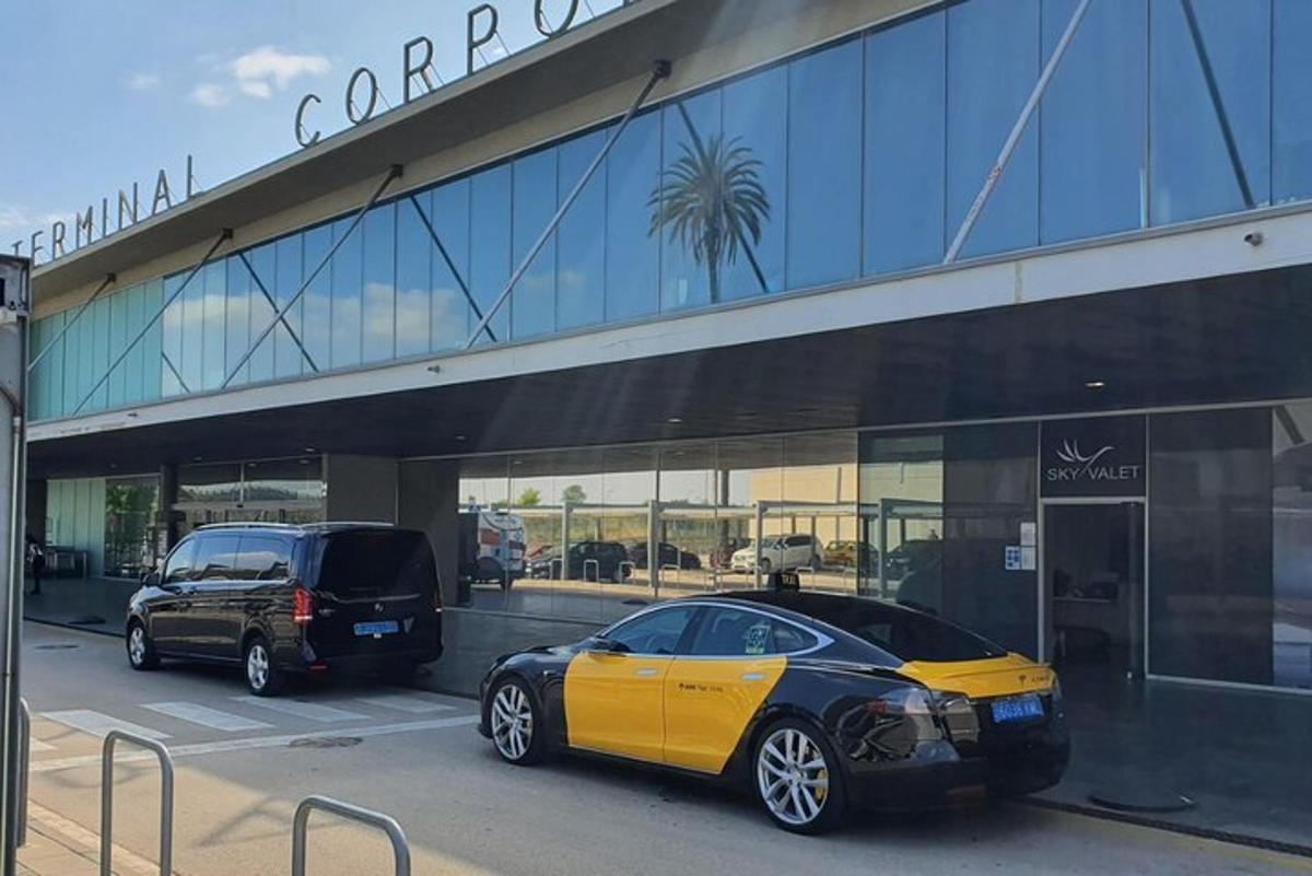 Un coche amarillo y negro estacionado frente a un edificio.