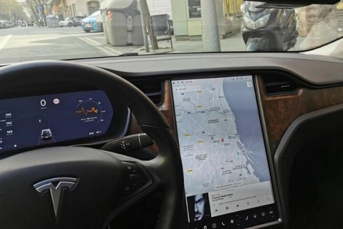 Un tablero de un automóvil Tesla con una pantalla