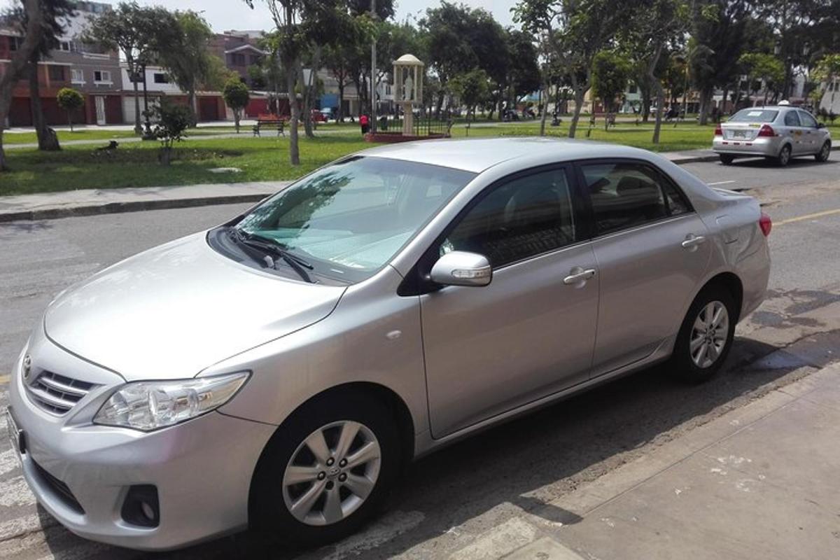 stříbrné auto zaparkované na kraji ulice