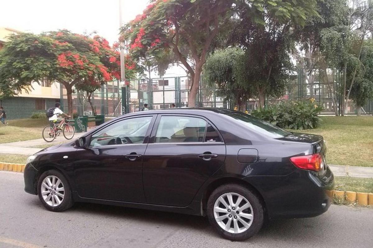 černé auto zaparkované na kraji ulice