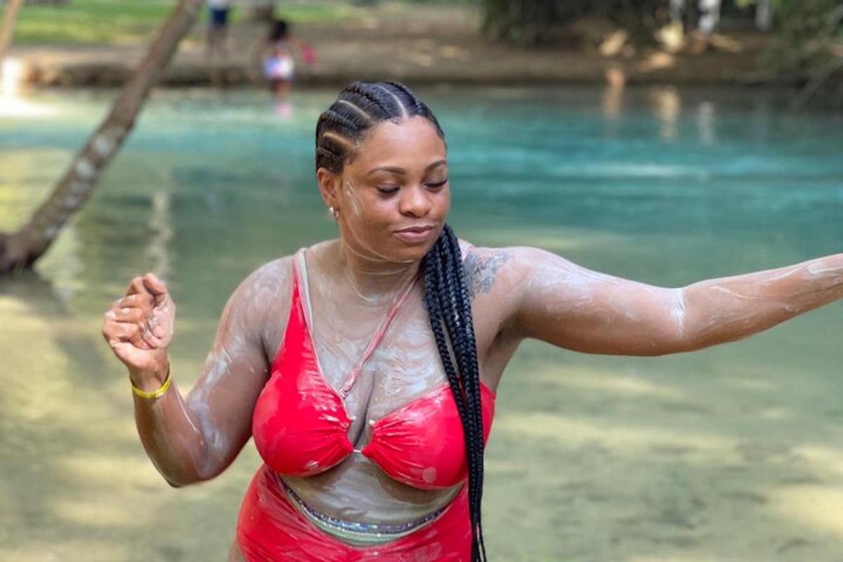 una donna in bikini rosso in piedi nell'acqua