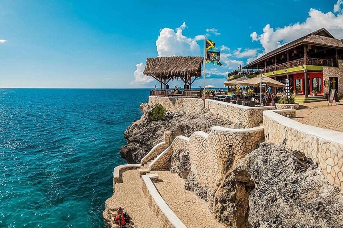un ristorante su una scogliera vicino all'oceano