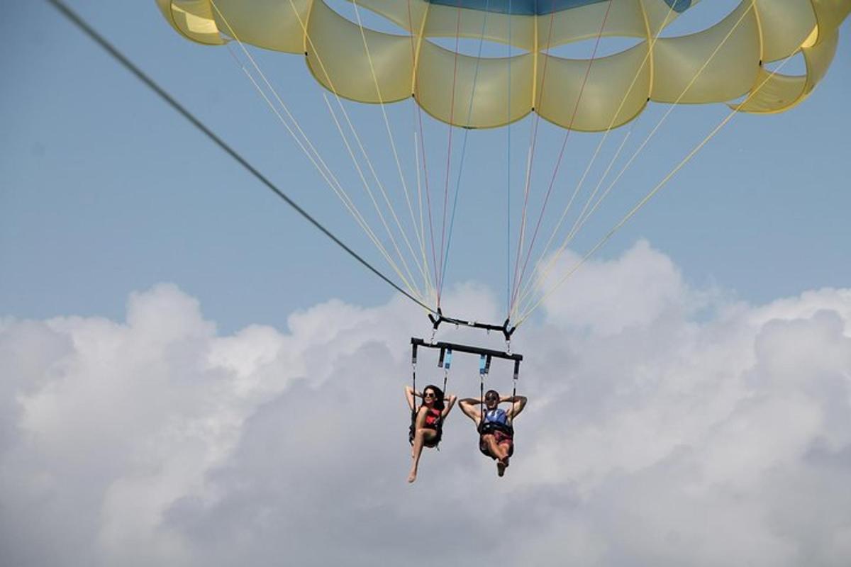 due persone stanno cavalcando un paracadute nel cielo