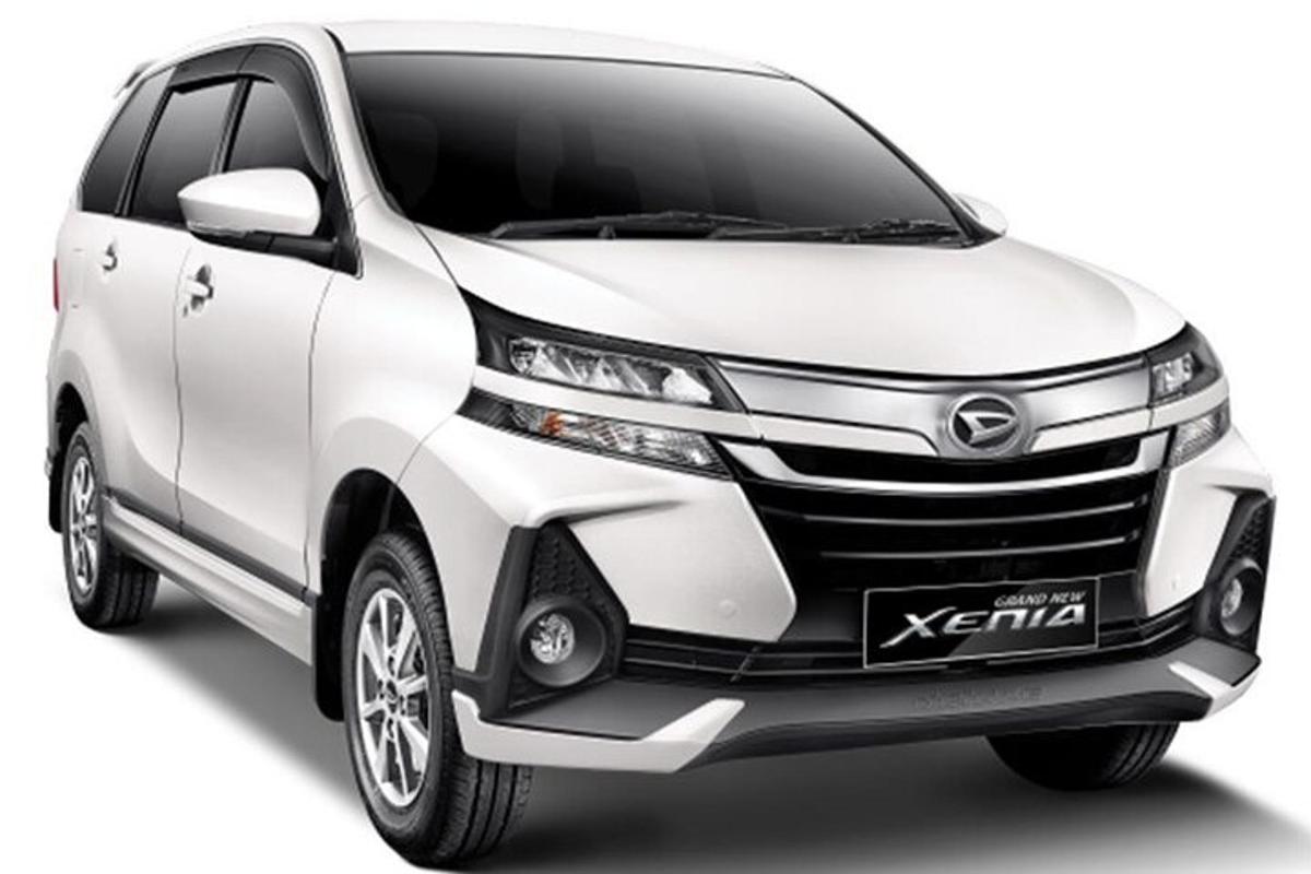 bílý hybridní vůz Toyota