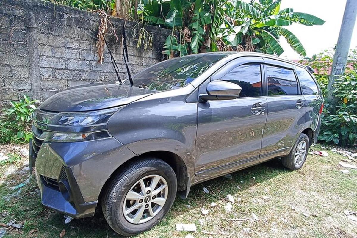 malé modré auto zaparkované u zdi