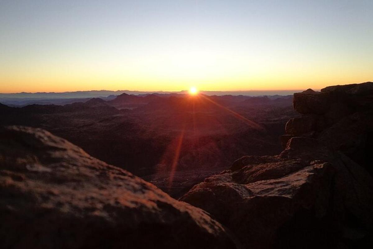 en solnedgang på toppen av et fjell