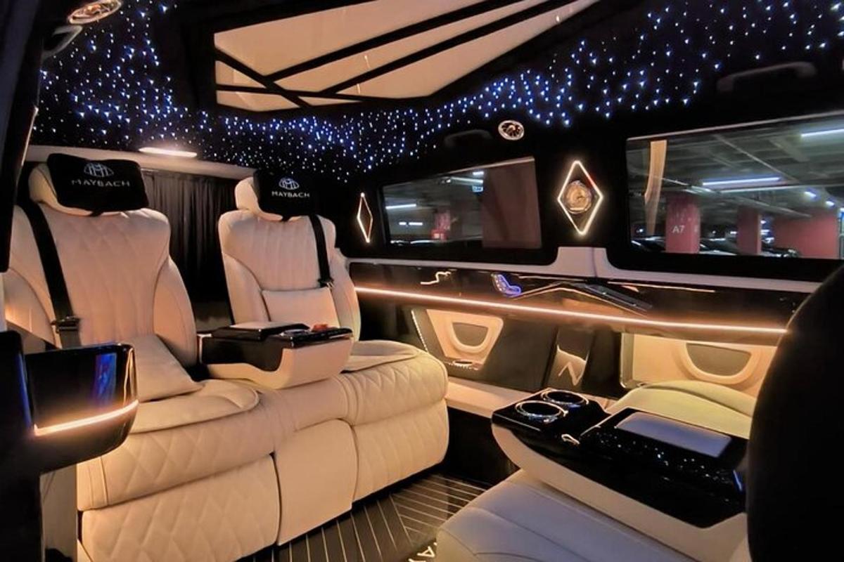 una sala limousine con sedili bianchi e luci