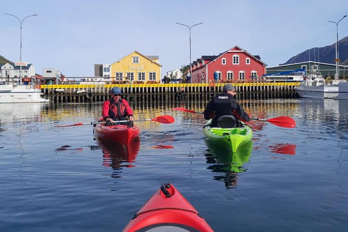 twee mensen zitten in kajaks in het water