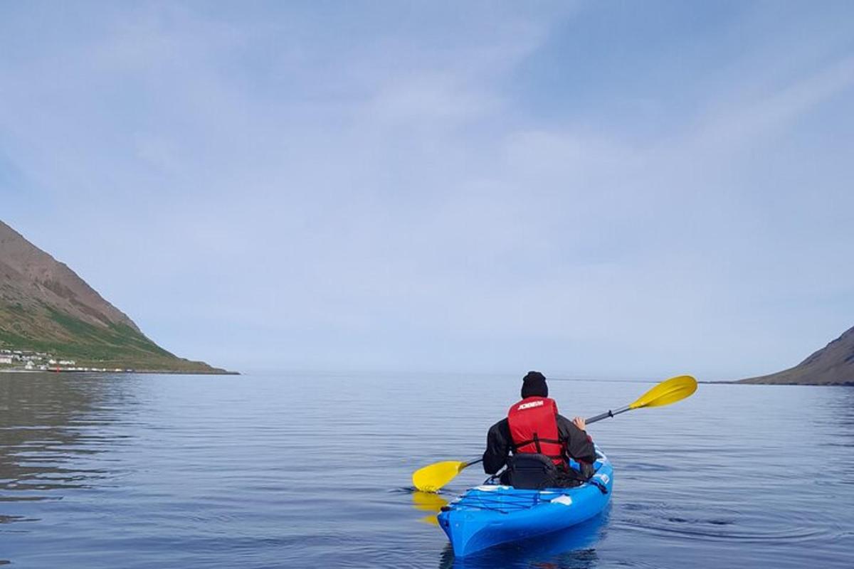 eine Person in einem Kajak im Wasser