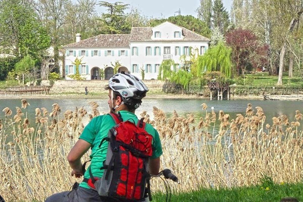 Un hombre con una mochila sentado frente a una casa.