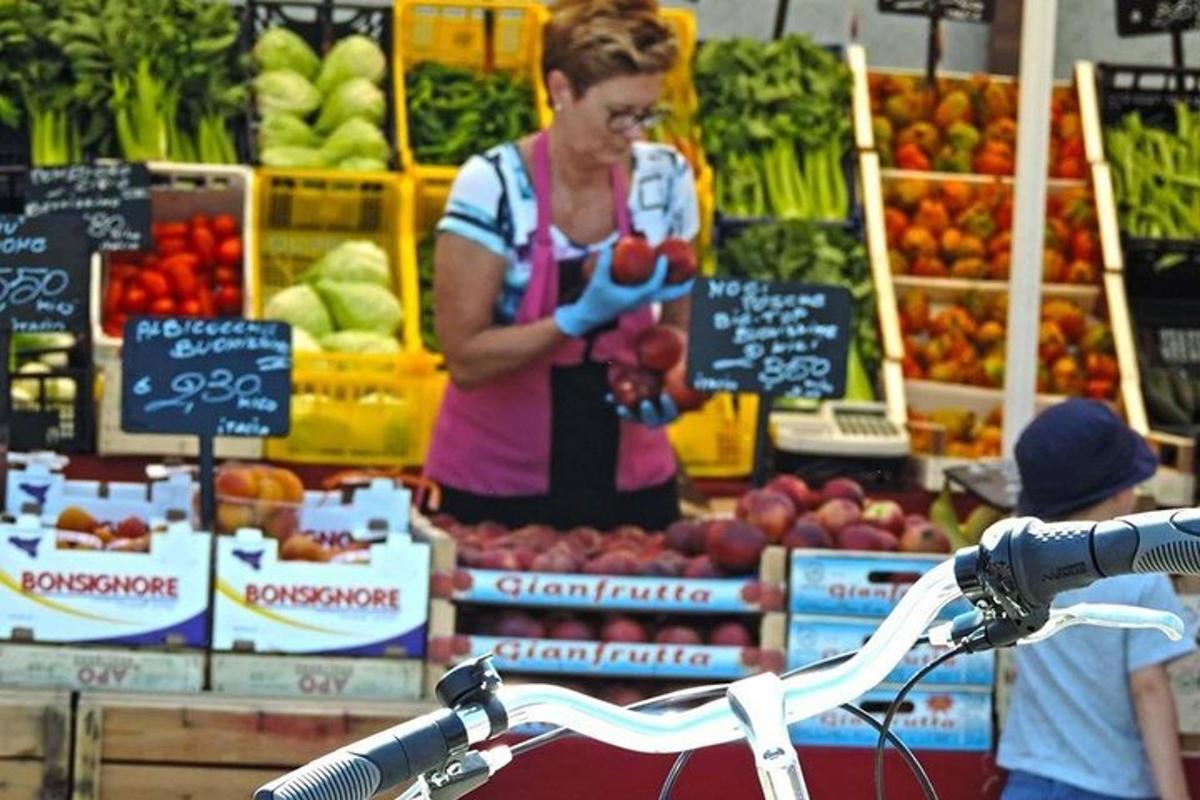 жінка стоїть у відділі продуктів на ринку