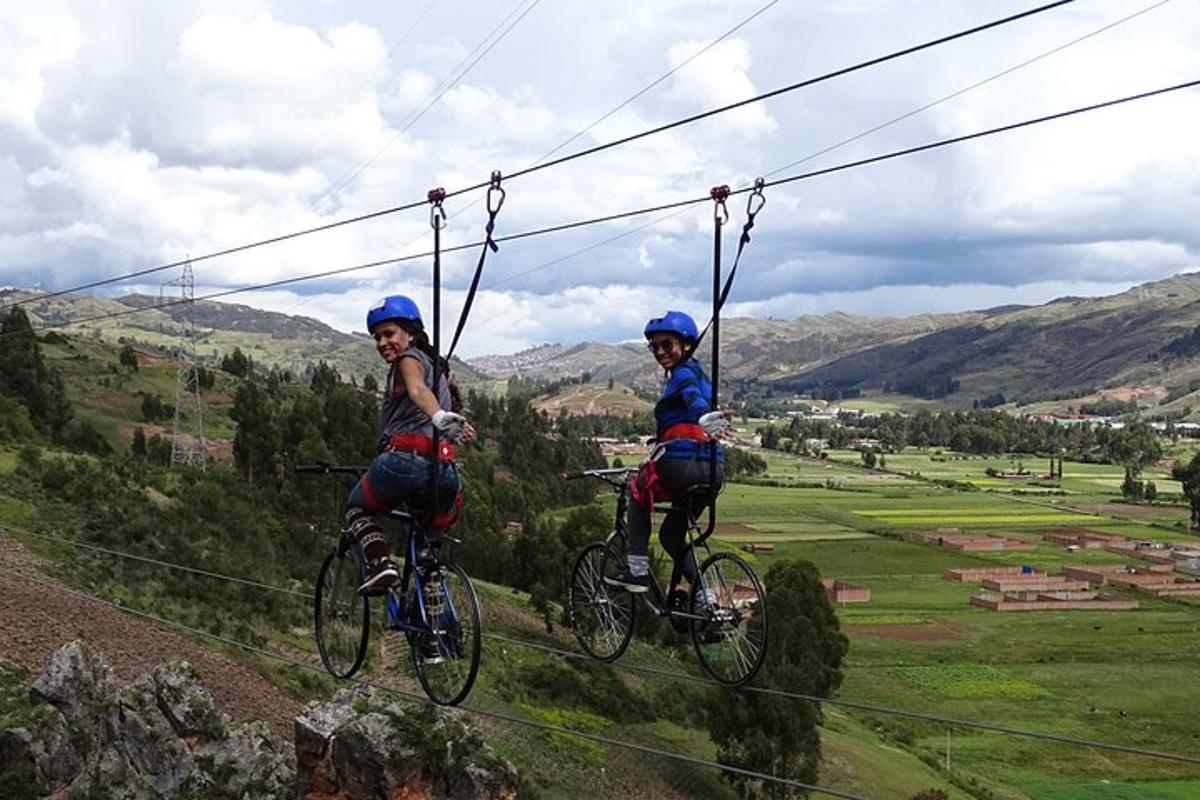 dva lidé jedoucí na kolech na zipline