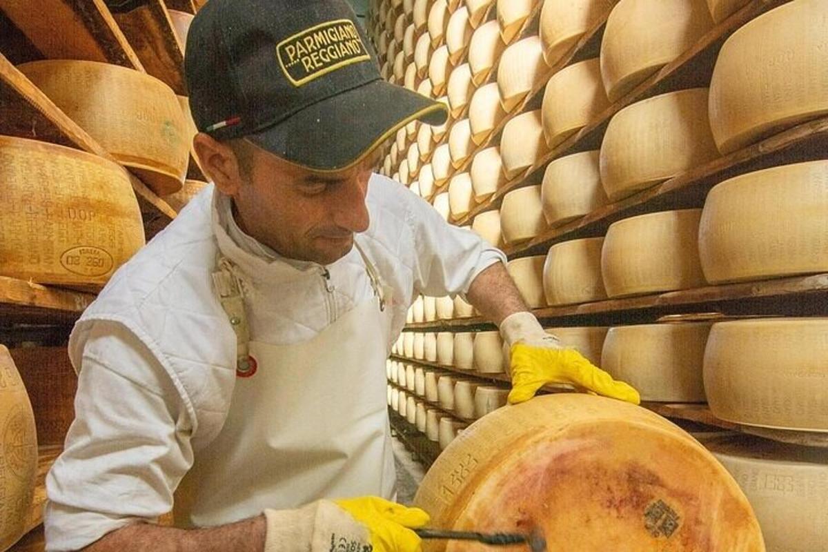 un uomo in cucina che tiene in mano un barile di legno