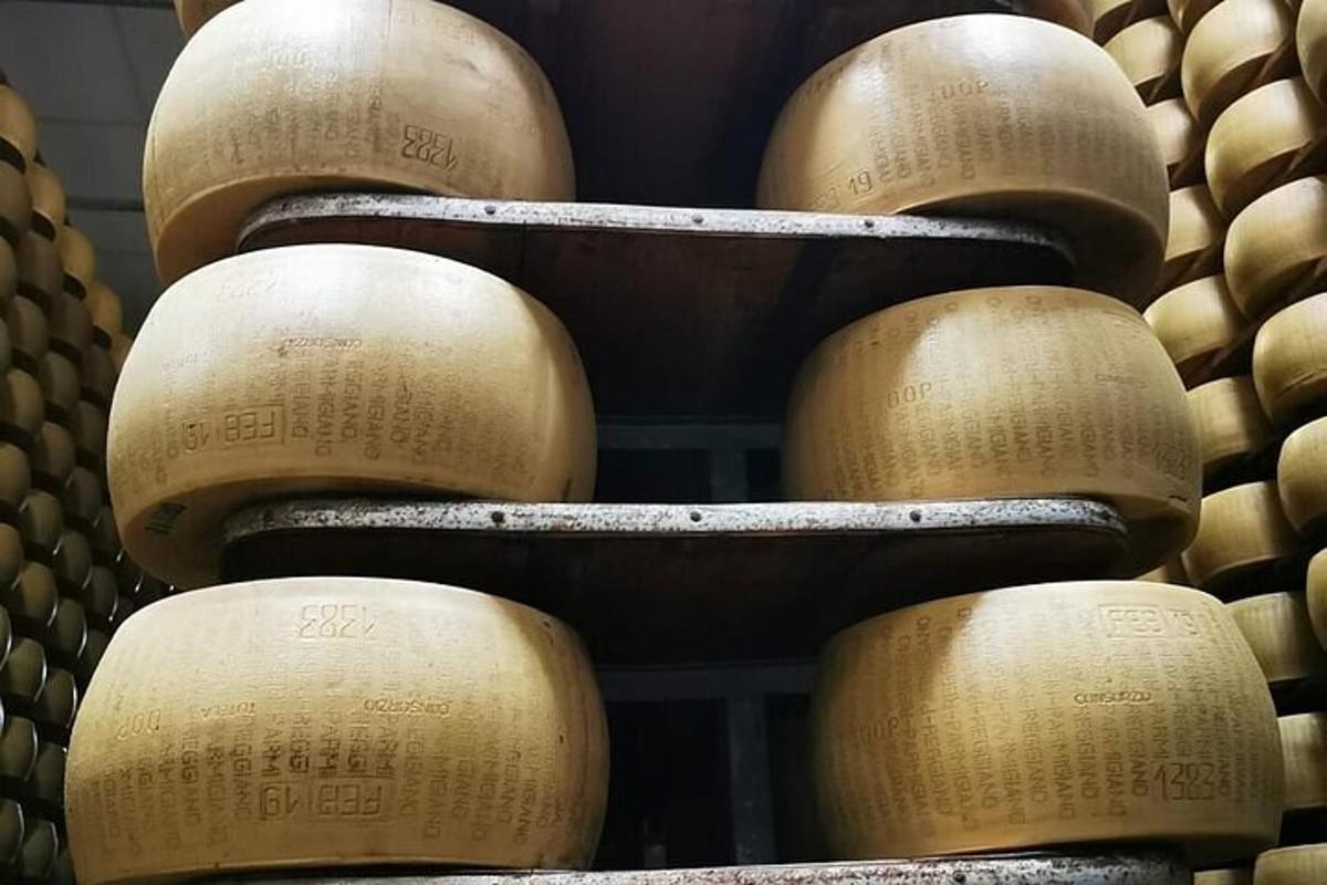 un mucchio di piatti di legno per formaggio in una stanza