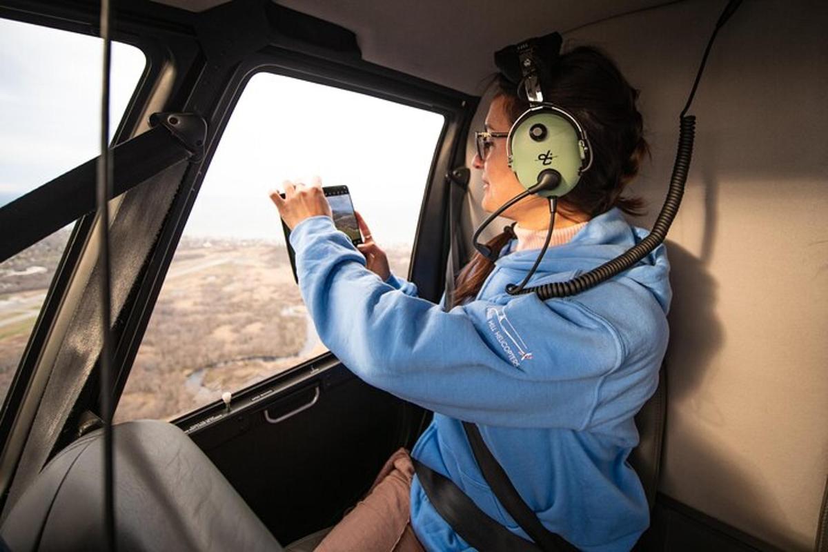 o femeie cu căști care se uită pe geamul unui avion