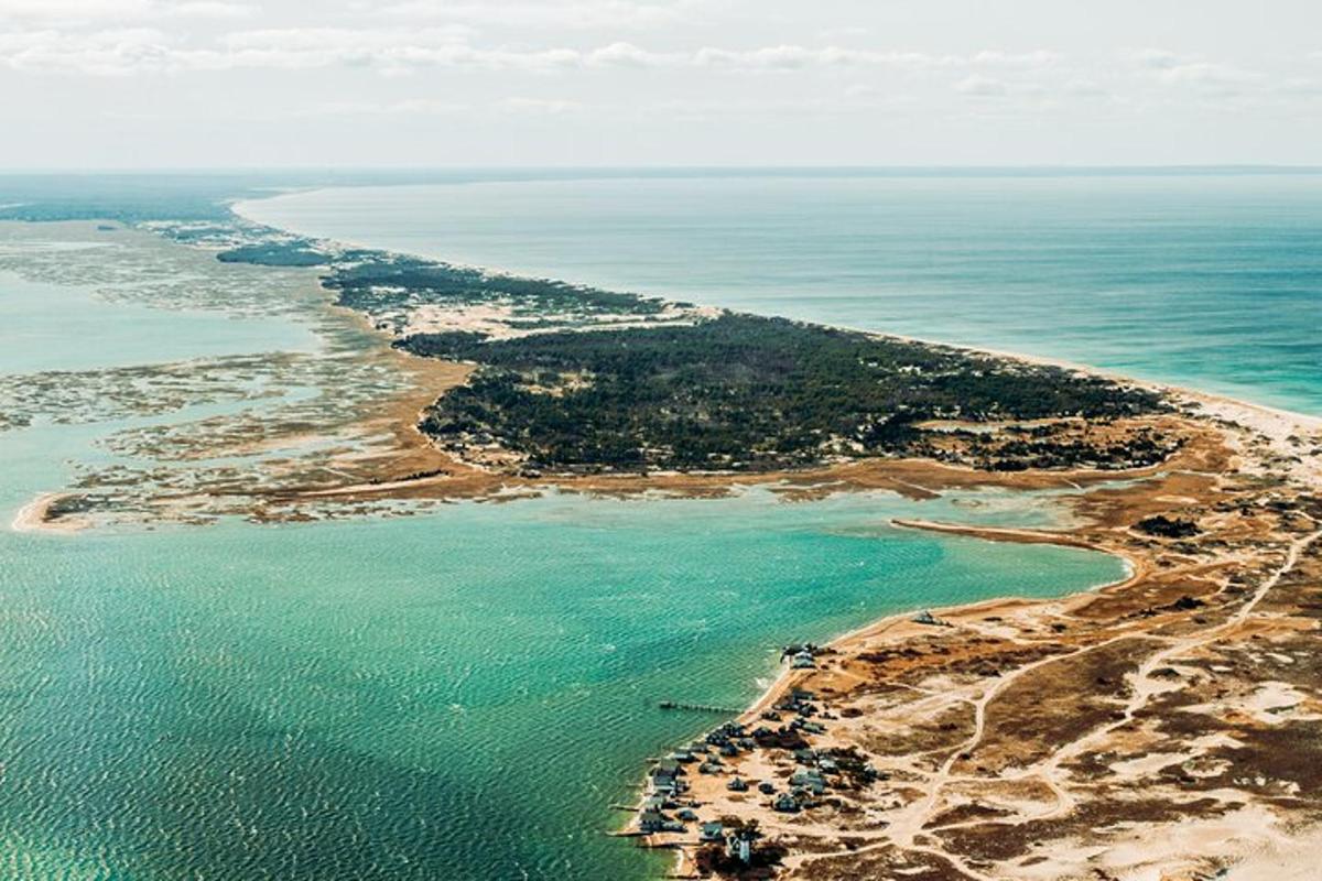 letecký pohled na ostrov v oceánu