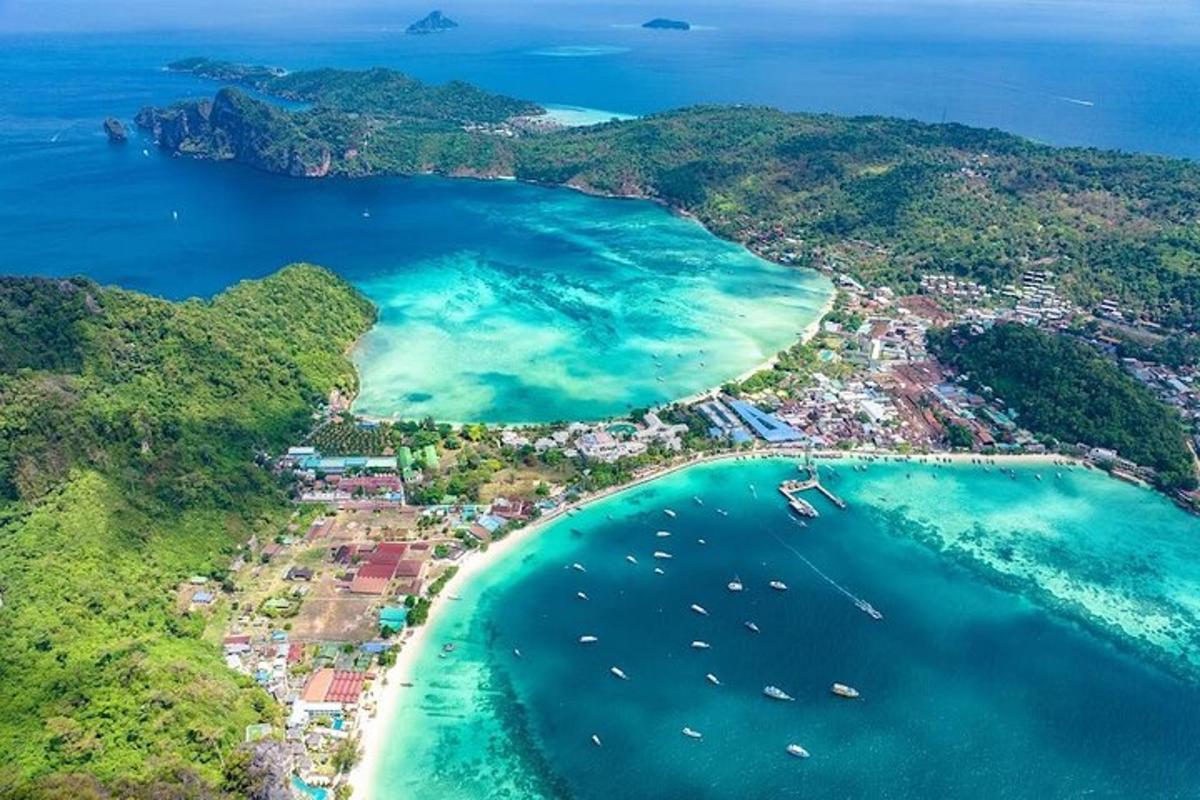 een luchtfoto van een strand met boten in het water