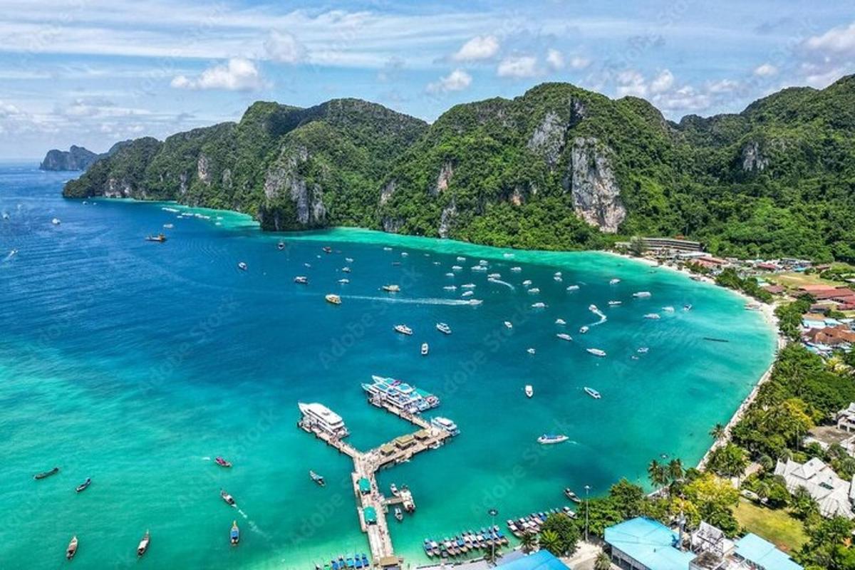 pemandangan udara pantai dengan bot di dalam air