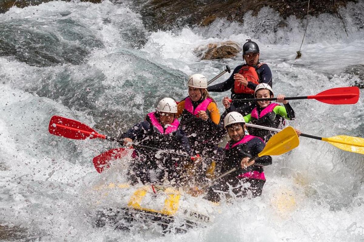 un gruppo di persone su una zattera in un fiume