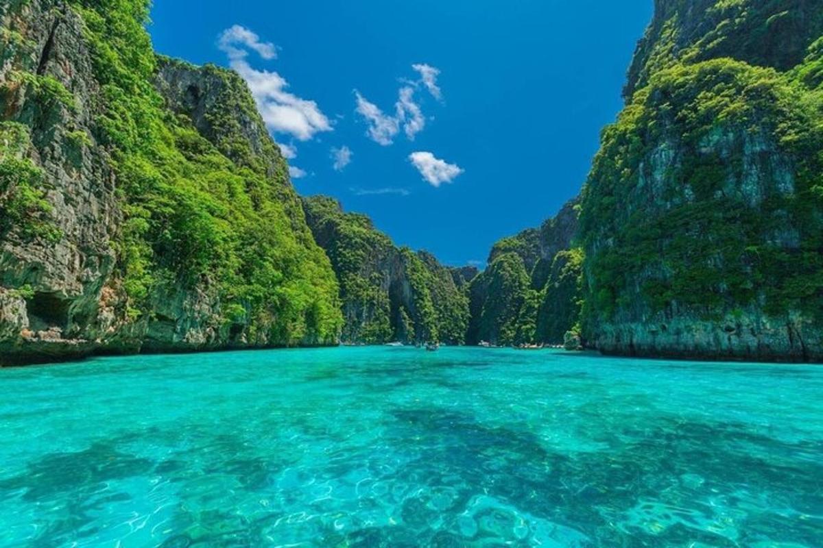 pemandangan lautan dari bot di dalam air