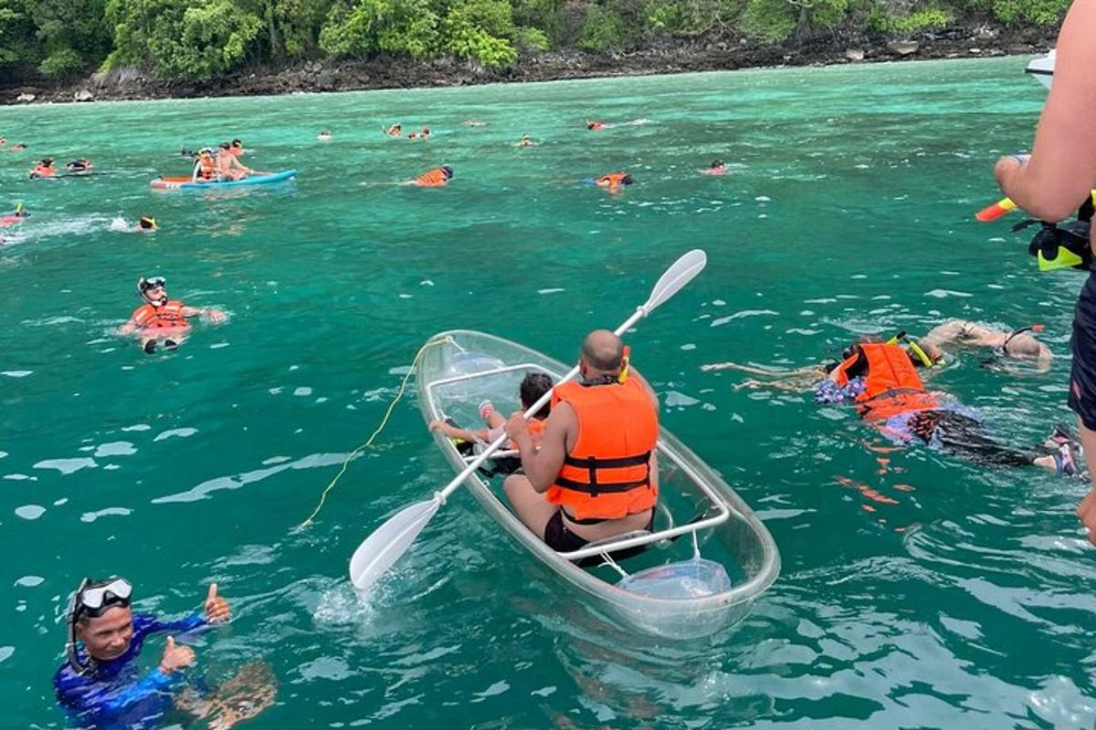 seorang lelaki menaiki kayak di dalam air