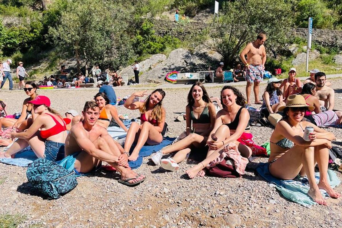 un gruppo di persone sedute sulla spiaggia