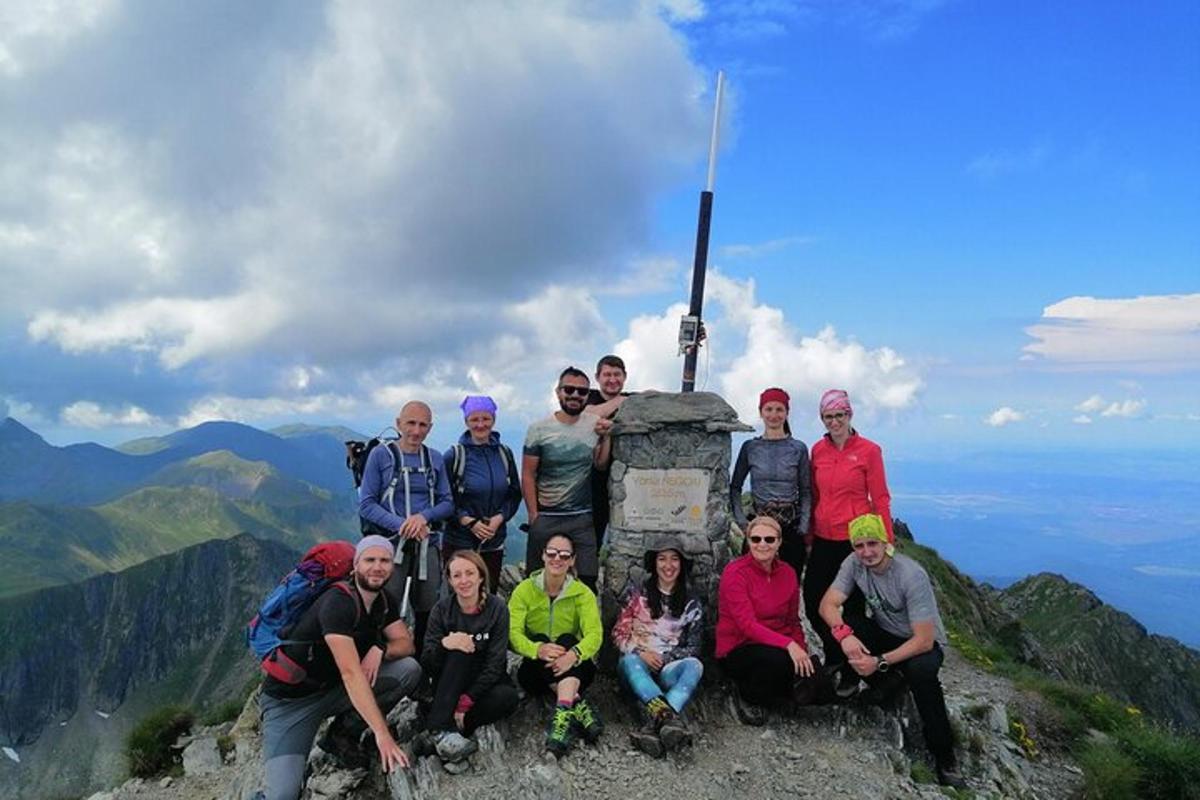 un gruppo di persone in piedi sulla cima di una montagna