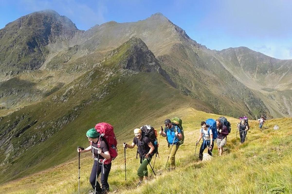 un gruppo di persone che scalano una montagna