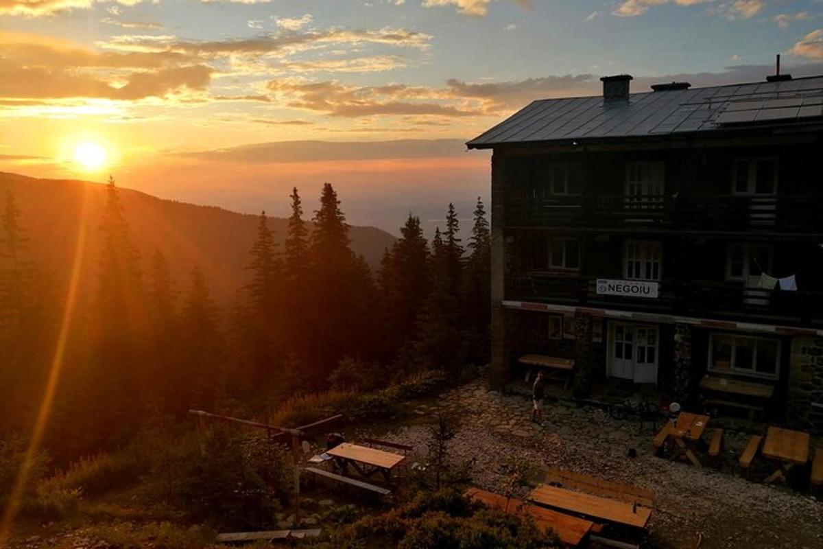 una casa con il tramonto sullo sfondo