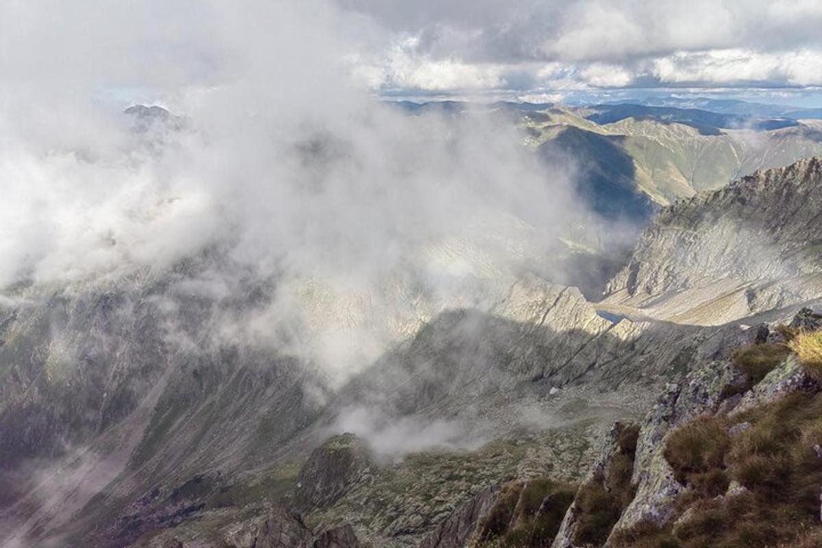 widok z lotu ptaka na pasmo górskie z chmurami