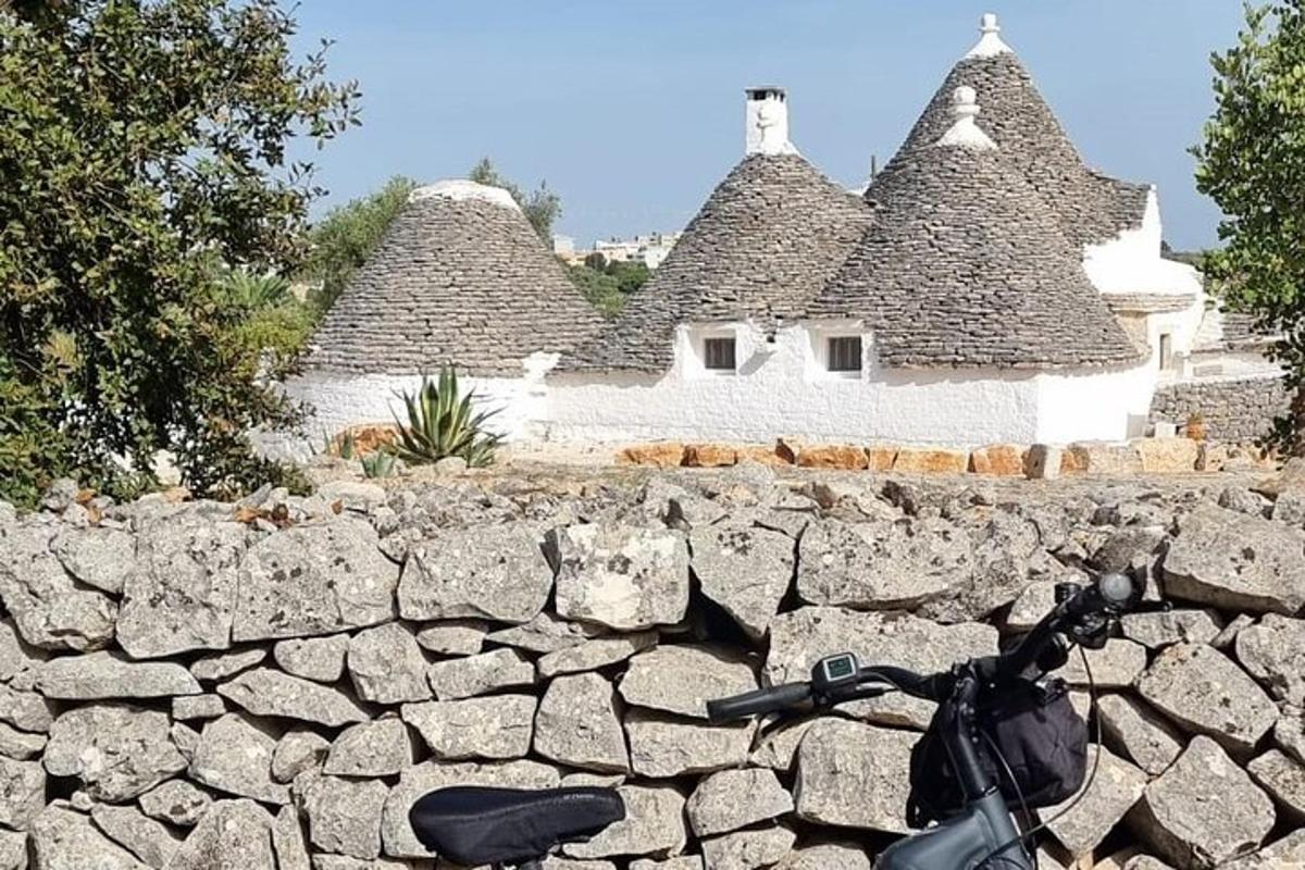 motocykl zaparkovaný před kamennou zdí