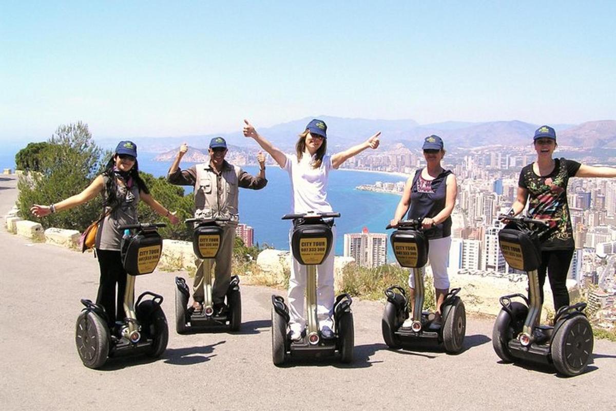 eine Gruppe von Menschen, die auf Segways fahren