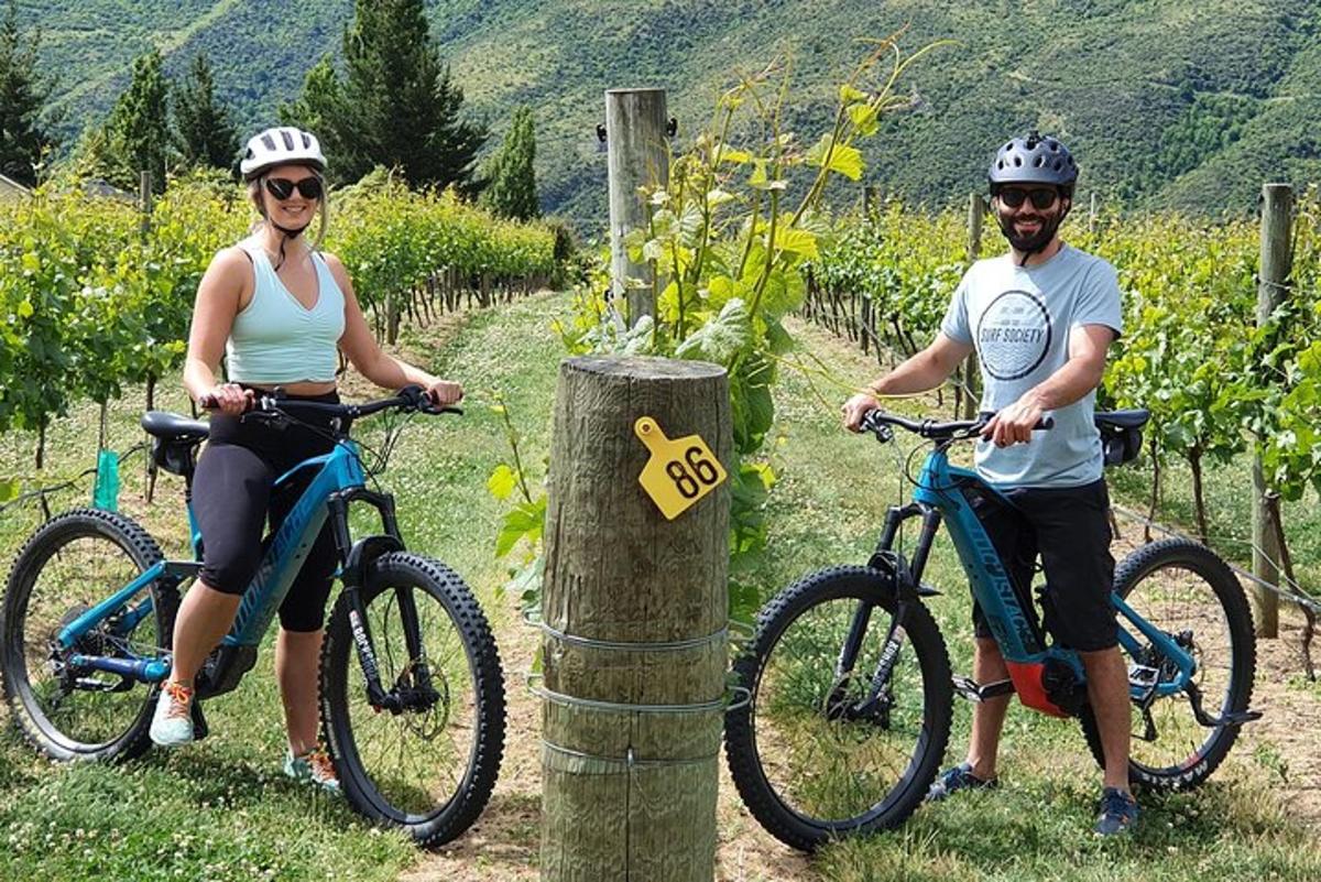 un uomo e una donna in bicicletta in un vigneto