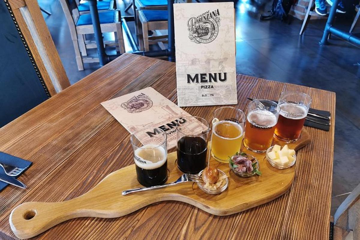 una safata de fusta amb gots de cervesa sobre una taula