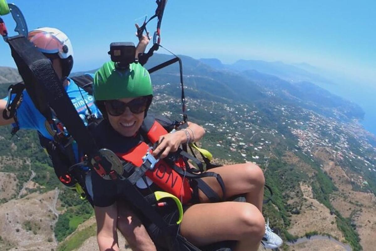 una persona è seduta in un paracadute