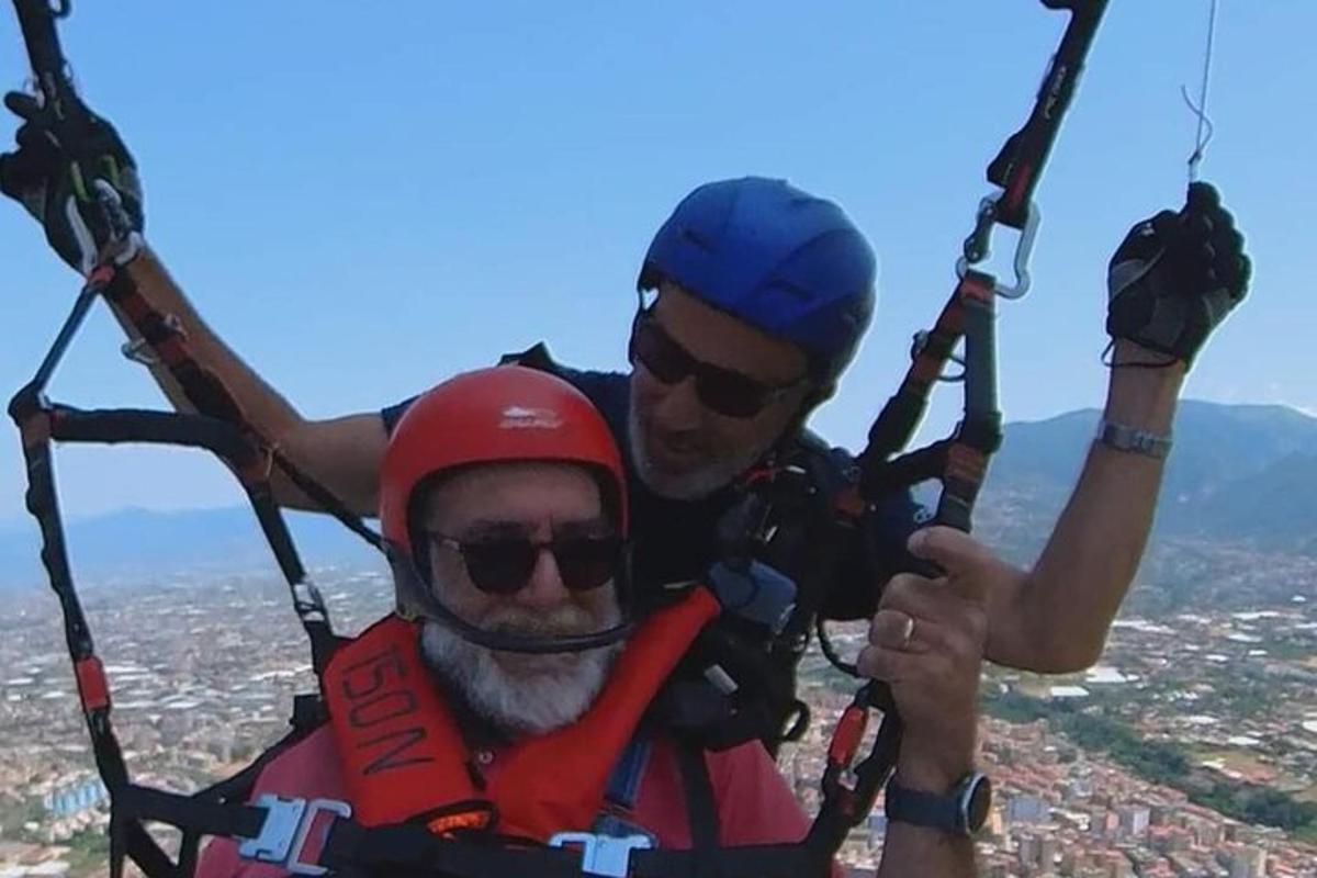 due persone che viaggiano su una teleferica nel cielo