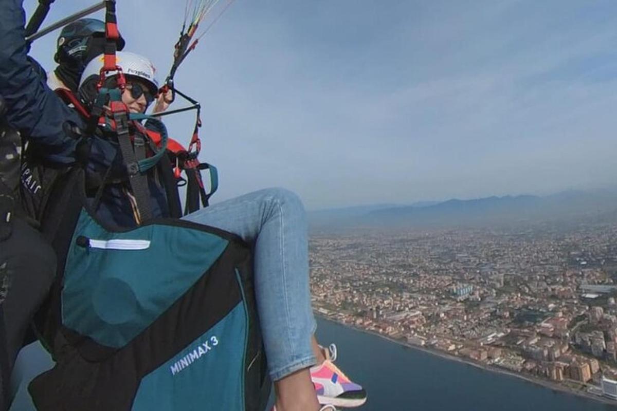 una persona è seduta in cima a un paracadute
