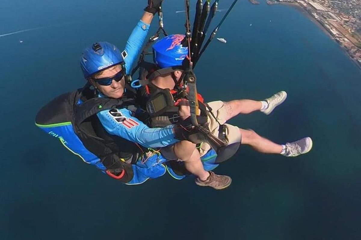 un uomo e una donna che si lanciano con il paracadute in acqua