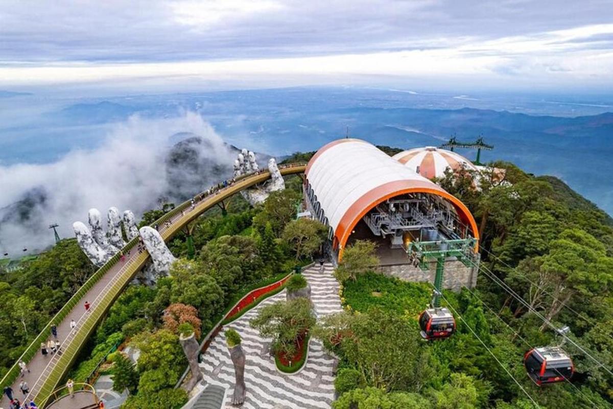 zábavní park s vláčkem na hoře