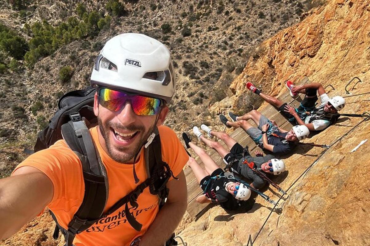 seorang lelaki berbaju oren berada di atas gunung