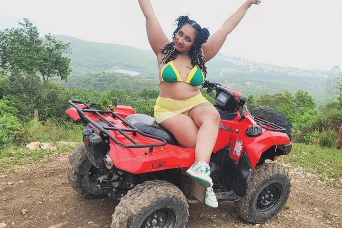 eine Frau im Bikini sitzt auf einem Quad