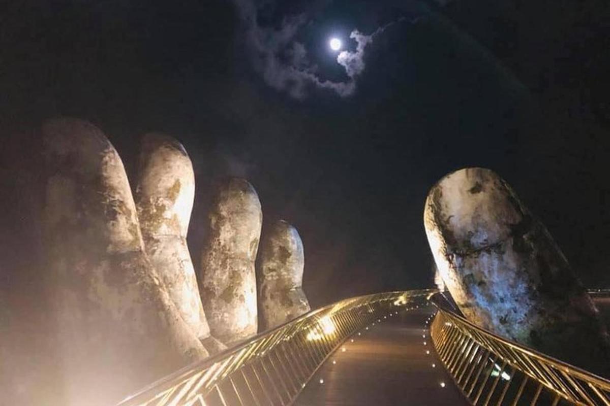 nocny widok posągu z księżycem na niebie