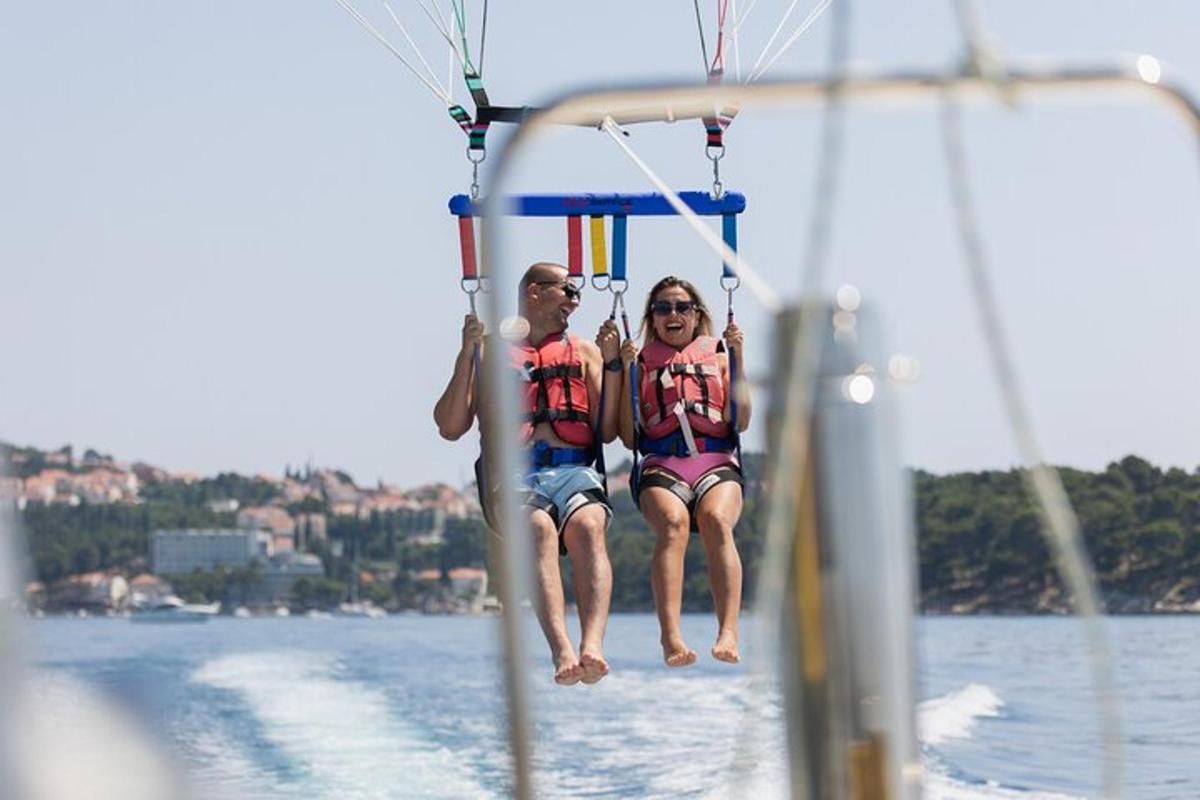 due persone sedute su una barca in acqua