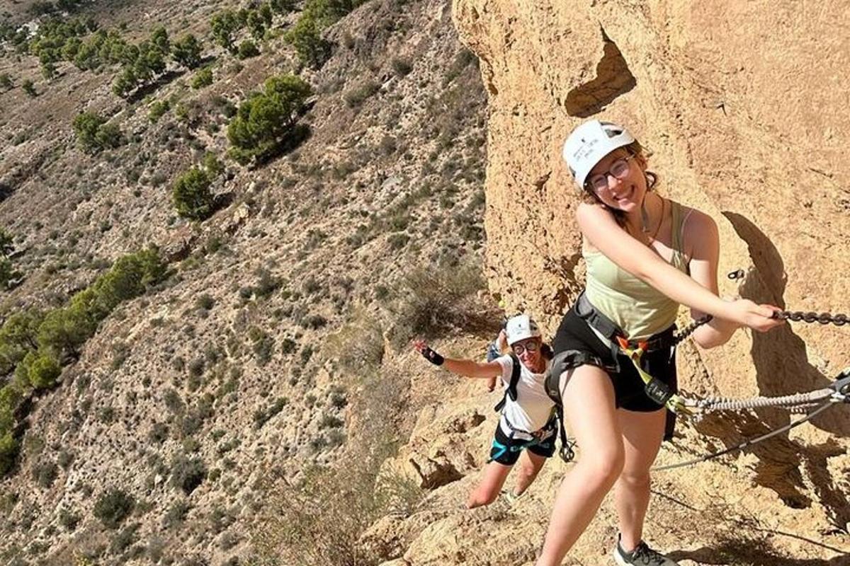 seorang wanita di barisan rappelling di atas gunung