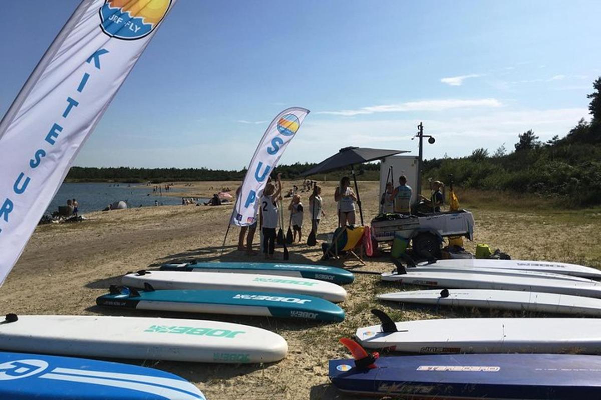 Skupina surfových prken je seřazena na pláži