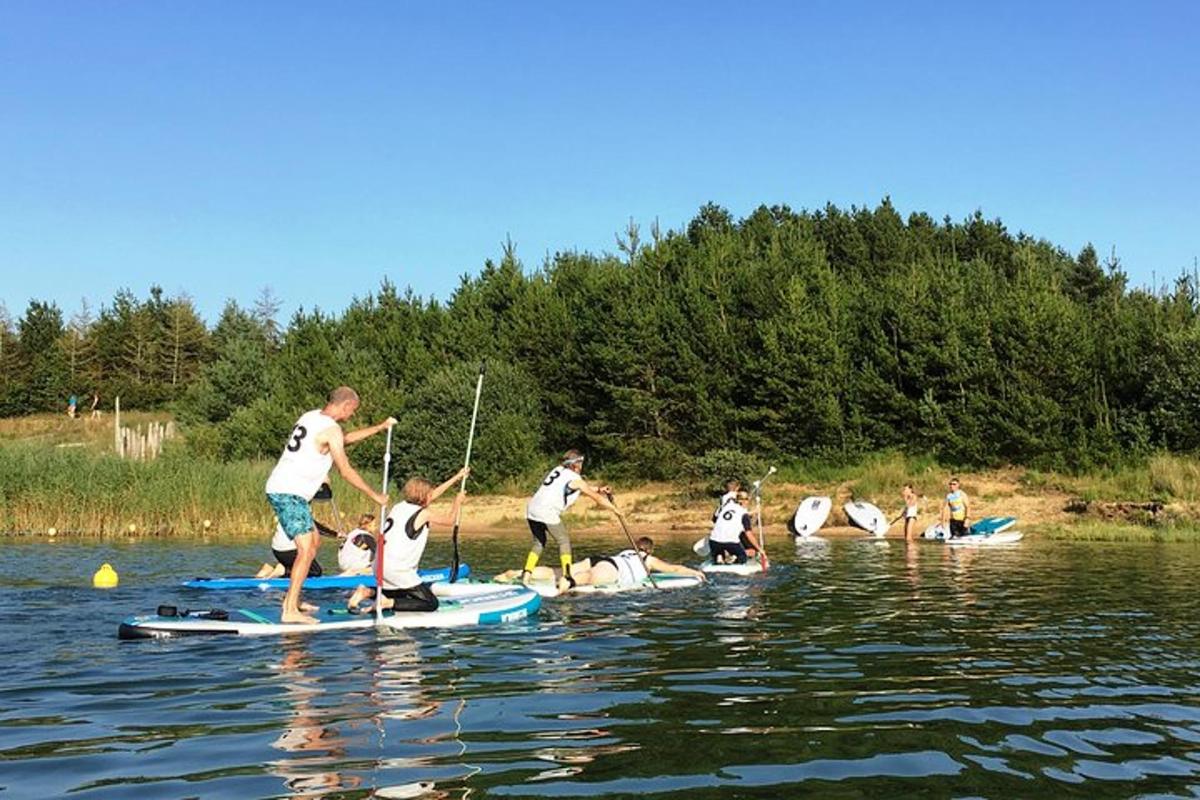 skupina lidí na paddleboardech ve vodě