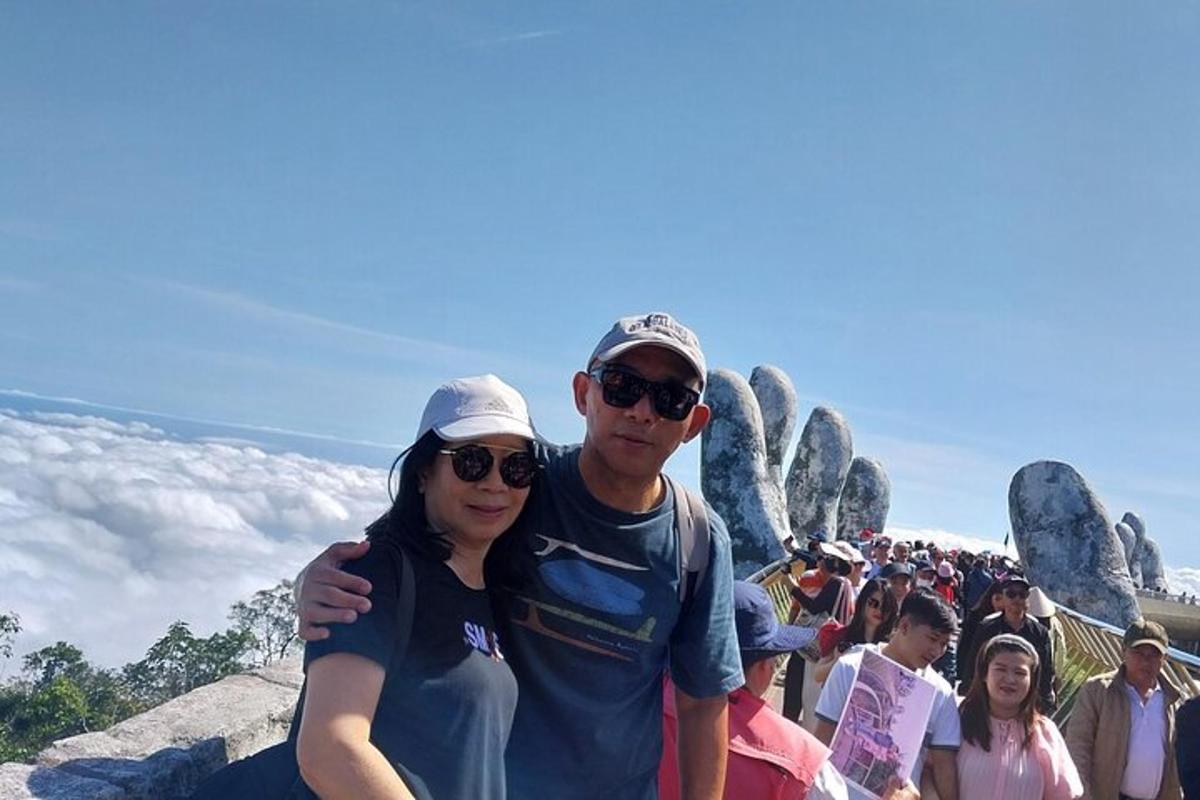 一男一女站在山顶上